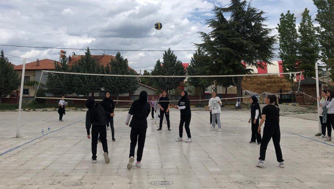 15-21 Mayıs Gençlik Haftası Etkinlikleri kapsamında Kemer Çok Programlı Anadolu Lisesi Voleybol Turnuvası düzenlendi.